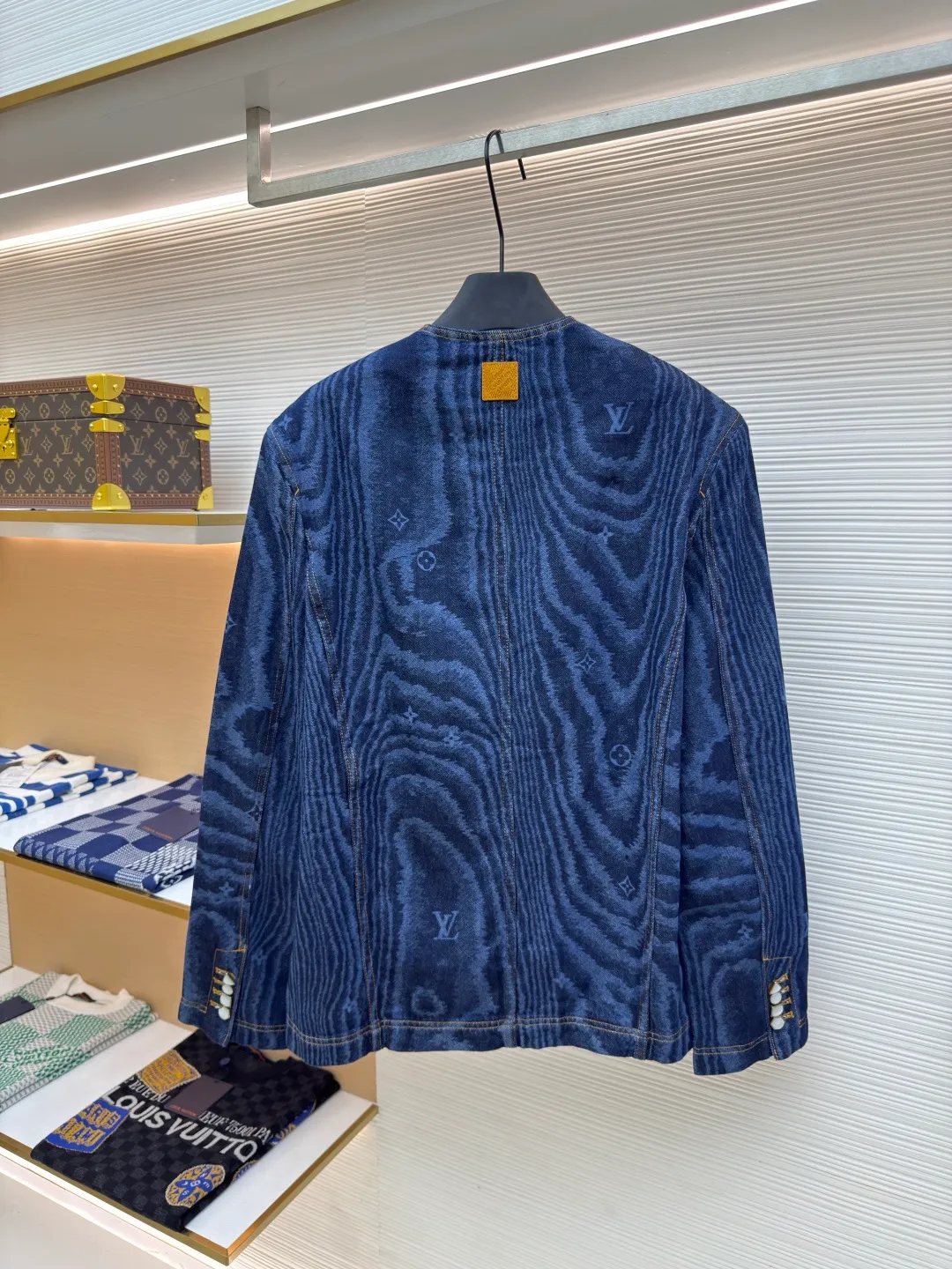 LOUISVUITTON tree pattern denim jacket ●Authentic product: Purchased and developed by 29165 ●Item number: 1680103-B85 ●Fabric: denim fabric ●Technology: printing production ●Version: fitted version ●Weight: about 910 grams ●Size: 46-48-50-52 ●Description: The upper body effect refers to the FW25 early autumn men's series collarless denim rivet full-width logo printed long-sleeved denim jacket for men in blue. This collarless jacket is paved with denim cloth with the LV Moiré pattern, and the Monogram logo is implicitly integrated into it, creating a silky texture. The Marque L.Vuitton DéPosée nubuck label rests on the back for a modern look paired with matching jeans. The overall wiring is straight and delicate, the fabric is comfortable and soft, and the color is consistent without color difference. It can be matched with the same style to create a fashionable look and control various occasions. Customized accessories, complete with three standards, same style for men and women!